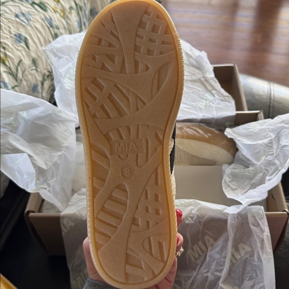 NEW IN BOX MIA. Axel in Beige + Black Sneakers - Picture 3 of 4